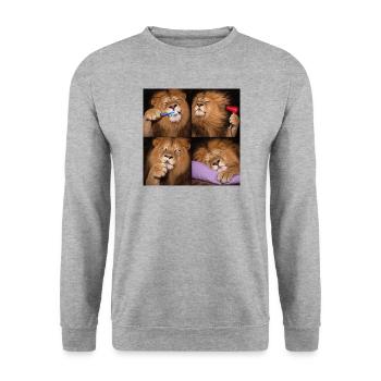 Lustiger Löwe im Alltag – Der König der Savanne - Unisex Pullover - Weißgrau meliert - Vorne - Alina (178cm) & Michal (187cm)