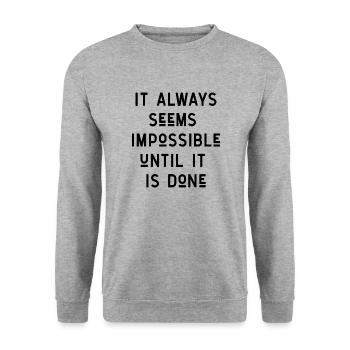 quotes Zitat Motivation Inspiration unmöglich - Unisex Pullover - Weißgrau meliert - Vorne - Alina (178cm) & Michal (187cm)