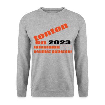 Tonton En 2023 Veuillez Patienter - Sweat-shirt Unisexe - gris chiné - Devant - Alina (178cm) & Michal (187cm)