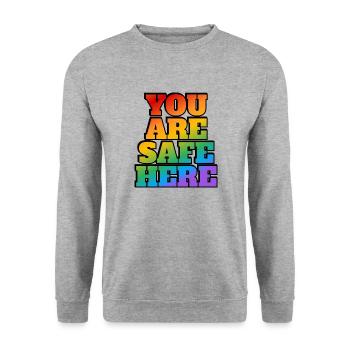 LGBT Safe Space Hier bist du sicher - Unisex Pullover - Weißgrau meliert - Vorne - Alina (178cm) & Michal (187cm)