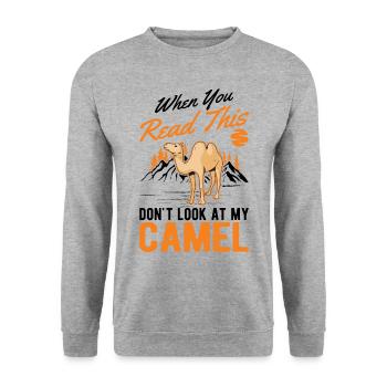 Kamel Geschenk Dromedar Camel Großkamel - Unisex Pullover - Weißgrau meliert - Vorne - Alina (178cm) & Michal (187cm)