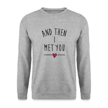 AND THEN I MET YOU LOVE QUOTE - Unisex Sweatshirt - salt & pepper - Front - Alina (178cm) & Michal (187cm)