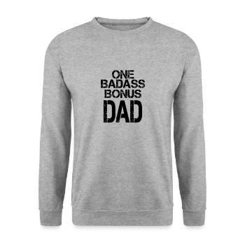 One Badass Bonus Dad - Unisex Pullover - Weißgrau meliert - Vorne - Alina (178cm) & Michal (187cm)