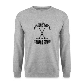 Eishockey Vater Wintersport Papa Eishockeyteam Dad - Unisex Pullover - Weißgrau meliert - Vorne - Alina (178cm) & Michal (187cm)