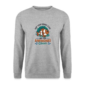 Gardez vos amis proches et vos anémones plus proches - Sweat-shirt Unisexe - gris chiné - Devant - Alina (178cm) & Michal (187cm)