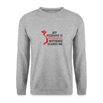 Nichts macht mir Angst Vietnamesischer Ehemann - Unisex Pullover - Weißgrau meliert - Vorne - Alina (178cm) & Michal (187cm)