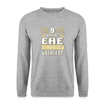 9 JAHRE EHE BIS JETZT GUT ÜBERLEBT - Unisex Pullover - Weißgrau meliert - Vorne - Alina (178cm) & Michal (187cm)