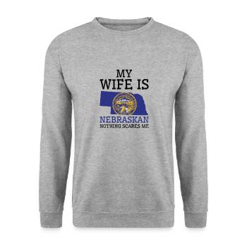 Nichts macht mir Angst Nebraska Ehefrau Nebraska - Unisex Pullover - Weißgrau meliert - Vorne - Alina (178cm) & Michal (187cm)
