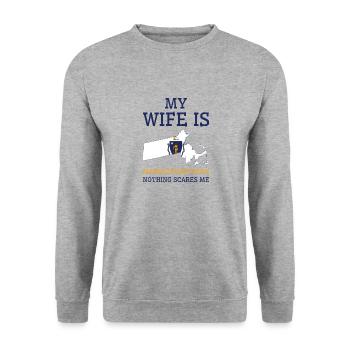 Nichts macht mir Angst Massachusettseine Frau - Unisex Pullover - Weißgrau meliert - Vorne - Alina (178cm) & Michal (187cm)