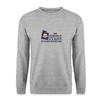 Nichts macht mir Angst Utahn Ehemann Utah - Unisex Pullover - Weißgrau meliert - Vorne - Alina (178cm) & Michal (187cm)