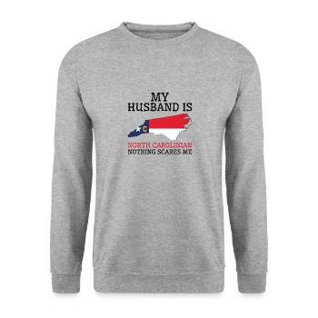 Nichts macht mir Angst North Carolinian Ehemann - Unisex Pullover - Weißgrau meliert - Vorne - Alina (178cm) & Michal (187cm)