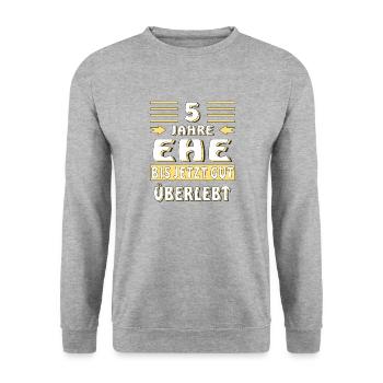 5 JAHRE EHE BIS JETZT GUT ÜBERLEBT - Unisex Pullover - Weißgrau meliert - Vorne - Alina (178cm) & Michal (187cm)