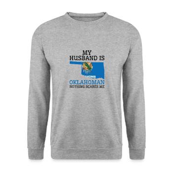 Nichts macht mir Angst Oklahoman Ehemann Oklahoma - Unisex Pullover - Weißgrau meliert - Vorne - Alina (178cm) & Michal (187cm)