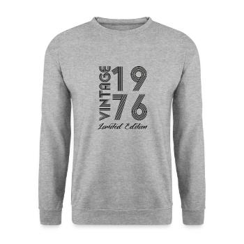 Vintage 1976 Vintage Geburtstag Retro Vintage - Unisex Pullover - Weißgrau meliert - Vorne - Alina (178cm) & Michal (187cm)