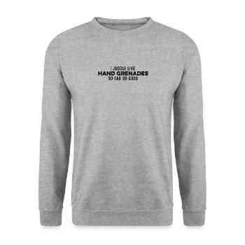 Ich jongliere mit scharfen Handgranaten So weit, so viel Spaß - Unisex Pullover - Weißgrau meliert - Vorne - Alina (178cm) & Michal (187cm)