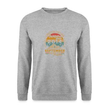 September 2014 Retro Vintage Geburtstagsgeschenk - Unisex Pullover - Weißgrau meliert - Vorne - Alina (178cm) & Michal (187cm)