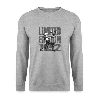 Limited Edition 1952 Limited Edition Cricket - Unisex Pullover - Weißgrau meliert - Vorne - Alina (178cm) & Michal (187cm)