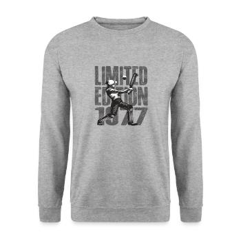Limited Edition 1977 Limited Edition Cricket - Unisex Sweatshirt - salt & pepper - Front - Alina (178cm) & Michal (187cm)