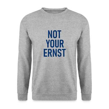 Not Your Ernst - Nicht dein Ernst - Cooler Spruch - Unisex Pullover - Weißgrau meliert - Vorne - Alina (178cm) & Michal (187cm)