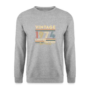Vinatge 1974 Geburtstagsgeschenk - Unisex Pullover - Weißgrau meliert - Vorne - Alina (178cm) & Michal (187cm)