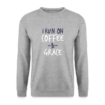 Ich laufe auf Kaffee und Gnade christlichen Bibelvers - Unisex Pullover - Weißgrau meliert - Vorne - Alina (178cm) & Michal (187cm)