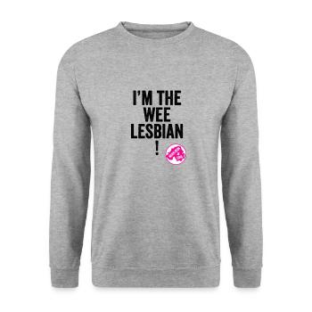 Derry Girls Wee Lesbe - Unisex Pullover - Weißgrau meliert - Vorne - Alina (178cm) & Michal (187cm)