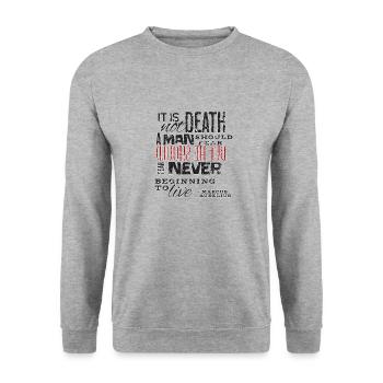 Zitat von Marcus Aurelius aus Angst vor Leben und Tod - Unisex Pullover - Weißgrau meliert - Vorne - Alina (178cm) & Michal (187cm)