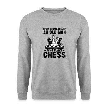 Never Underestimate An Old Man Who Plays Chess - Unisex Pullover - Weißgrau meliert - Vorne - Alina (178cm) & Michal (187cm)