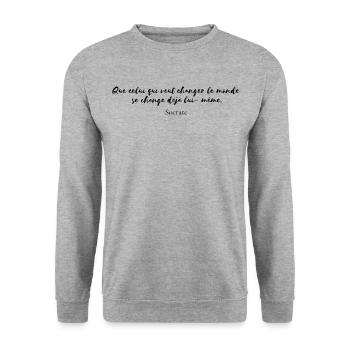 Citation Socrate " Que celui que veut changer.." - Sweat-shirt Unisexe - gris chiné - Devant - Alina (178cm) & Michal (187cm)