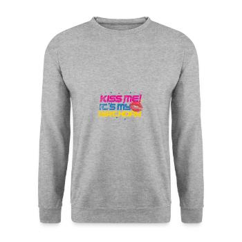 Geburtstag Birthday vintage Geschenk küss mich - Unisex Pullover - Weißgrau meliert - Vorne - Alina (178cm) & Michal (187cm)
