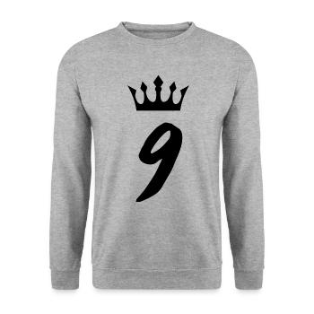 9 Zahl Krone - Unisex Pullover - Weißgrau meliert - Vorne - Alina (178cm) & Michal (187cm)