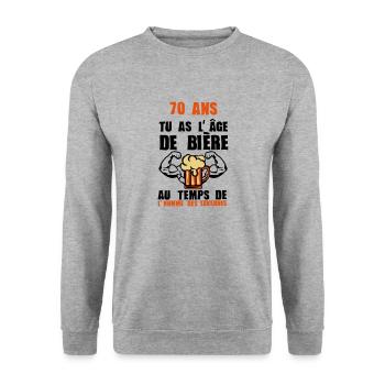 70 ans age biere homme taverne anniversaire - Sweat-shirt Unisexe - gris chiné - Devant - Alina (178cm) & Michal (187cm)