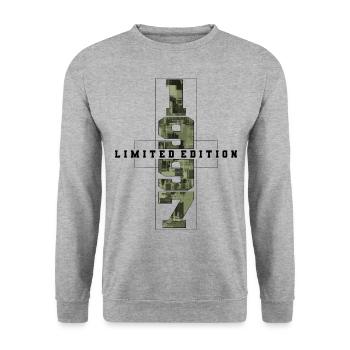 Camouflage 1997 Geboren Geburtsjahr 1997 Männer - Unisex Pullover - Weißgrau meliert - Vorne - Alina (178cm) & Michal (187cm)