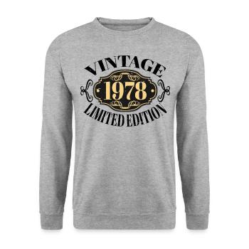 Jahrgang 1978 - 44 Jahre alt, Geschenk zum 44. Geburtstag - Unisex Pullover - Weißgrau meliert - Vorne - Alina (178cm) & Michal (187cm)