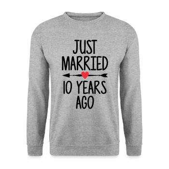 Just Married 10 Years Ago 10th Wedding Anniversary - Unisex Pullover - Weißgrau meliert - Vorne - Alina (178cm) & Michal (187cm)