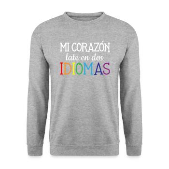 Mi corazon late en dos idiomas, bilingual Spanish - Unisex Pullover - Weißgrau meliert - Vorne - Alina (178cm) & Michal (187cm)