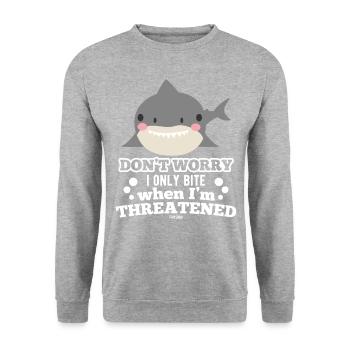 starker Hai schwimmt im Meer - Unisex Pullover - Weißgrau meliert - Vorne - Alina (178cm) & Michal (187cm)