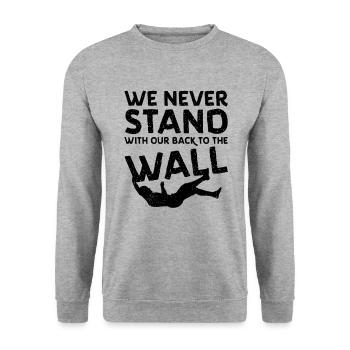 We Never Stand With Our Back To The Wall Mountaine - Unisex Pullover - Weißgrau meliert - Vorne - Alina (178cm) & Michal (187cm)