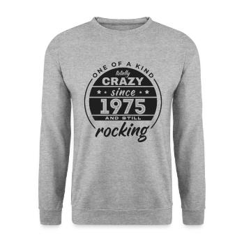 One Of A Kind Totally Crazy Since 1975 Rocking - Unisex Pullover - Weißgrau meliert - Vorne - Alina (178cm) & Michal (187cm)