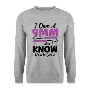 I own a 9mm and I know how to use it - Unisex Pullover - Weißgrau meliert - Vorne - Alina (178cm) & Michal (187cm)