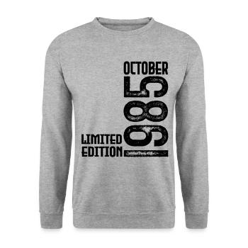 Oktober 1985 Geschenk zum Jahrestag. Oktober 1985. - Unisex Pullover - Weißgrau meliert - Vorne - Alina (178cm) & Michal (187cm)