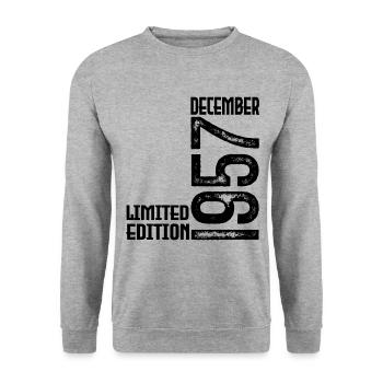 Cadeau Anniversaire Décembre 1957. Decembre 1957. - Sweat-shirt Unisexe - gris chiné - Devant - Alina (178cm) & Michal (187cm)