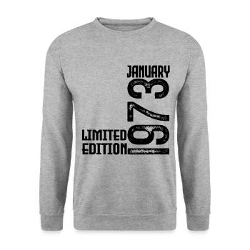 Januar 1973 Geschenk zum Jahrestag. Januar 1973. - Unisex Pullover - Weißgrau meliert - Vorne - Alina (178cm) & Michal (187cm)