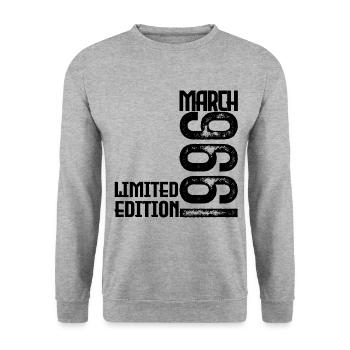 März 1996 Geburtstagsgeschenk. März 1996. März - Unisex Pullover - Weißgrau meliert - Vorne - Alina (178cm) & Michal (187cm)