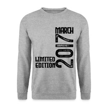 Geburtstagsgeschenk März 2017. März 2017. März - Unisex Pullover - Weißgrau meliert - Vorne - Alina (178cm) & Michal (187cm)