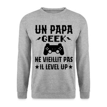 Un Papa Geek Ne Vieillit Pas Il Level Up - Sweat-shirt Unisexe - gris chiné - Devant - Alina (178cm) & Michal (187cm)