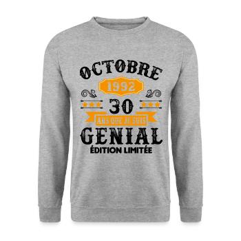 30 Ans Anniversaire Vintage Né(e) en Octobre 1992 - Sweat-shirt Unisexe - gris chiné - Devant - Alina (178cm) & Michal (187cm)
