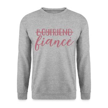 Freund Verlobter Lustiges Verlobungsgeschenk für Männer - Unisex Pullover - Weißgrau meliert - Vorne - Alina (178cm) & Michal (187cm)