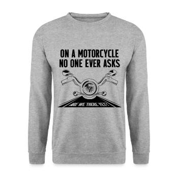 On A Motorcycle No One Ever Asks Motorcyclist Moto - Unisex Pullover - Weißgrau meliert - Vorne - Alina (178cm) & Michal (187cm)
