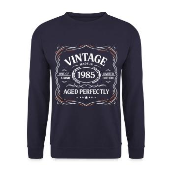Vintage Design – "Made in 1985, Aged Perfectly" - Unisex Sweatshirt - navy - Front - Alina (178cm) & Michal (187cm)